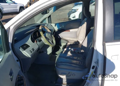 2011 Toyota Sienna Xle V6 z USA, uszkodzony, nr VIN 5TDYK3DC7BS160928